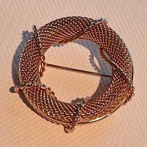* Vintage Kramer Gold Tone Mesh Circle Wreath Pin Brooch